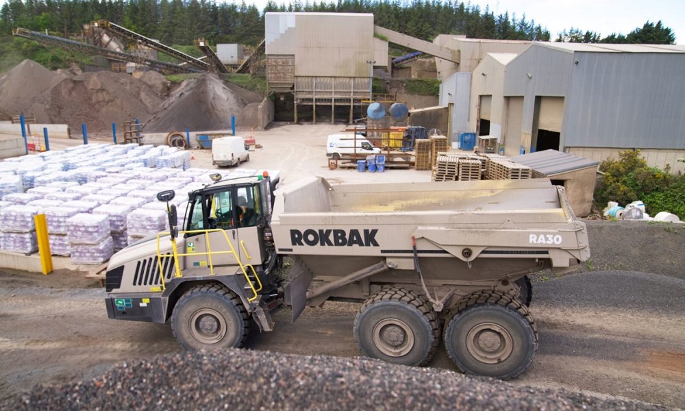 Rokbak_press-release_FP-McCann-adds-another-Rokbak-to-its-Ulster-quarry-fleet-3-1200x800-1-1.jpg