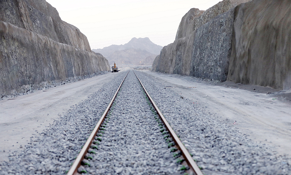 Etihad-Rail-tracklaying-Rak-and-Fuj_1000x600-1.jpg
