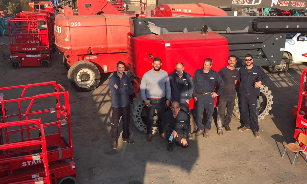 AVI_cranes_team1_1000x600-1.jpg